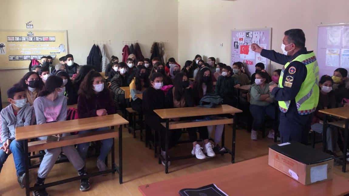 Cihanbeyli İlçe Jandarma Komutanlığı tarafından öğrencilerimize ''Trafik ve İlk Yardım'' semineri verildi.